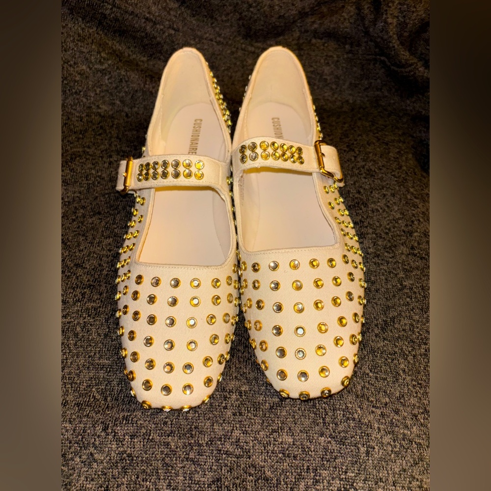 Cushionaire Flashy Studded Mary Janes size 9 1/2 wide Beige
